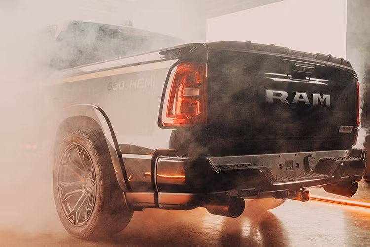 Hai móc kéo phía trước được sơn tĩnh điện màu vàng, đồng bộ với sọc vàng chạy dọc thân xe và họa tiết “650 Hemi” màu đen mờ ở hai bên thùng xe. Phía sau bổ sung thêm cánh lướt gió gắn trên cửa hậu và huy hiệu “Direct Connection”, khẳng định đây không phải chiếc Ram 1500 thông thường.