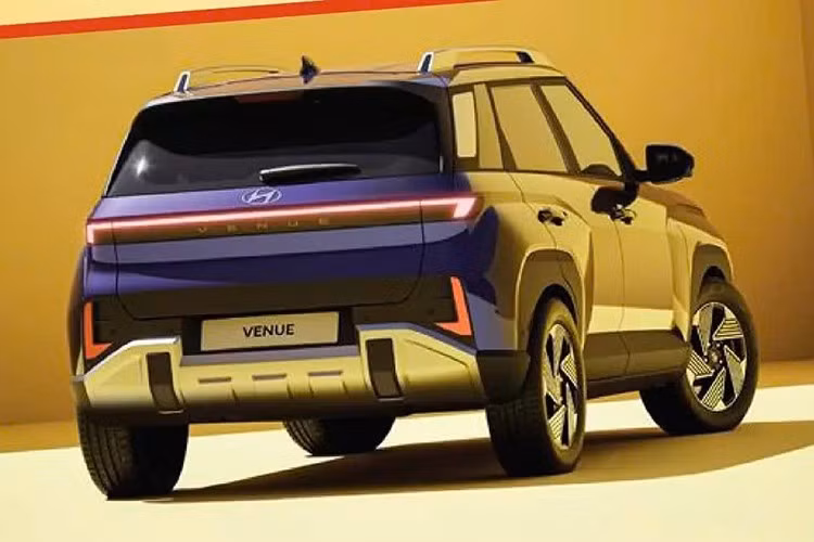 Đúng như dự đoán từ trước đó, mẫu xe SUV cỡ A - Hyundai Venue 2026 thế hệ mới mang trên mình diện mạo ấn tượng hơn với các đường nét sắc sảo và nhiều chi tiết ốp đậm phong cách SUV. Khu vực đầu xe đi kèm dải đèn LED định vị ban ngày nối liền hai bên và cụm đèn pha LED với 4 bóng chính.