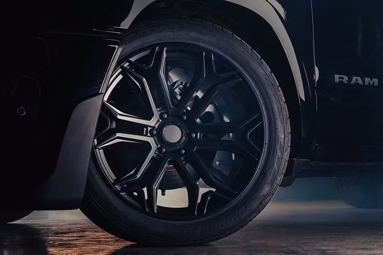 Bộ giảm chấn coilover hạ thấp xe 2 inch (7.6cm) ở phía trước và 4 inch (13.6cm) ở phía sau. Hệ thống này có thể tùy chỉnh để người lái chọn giữa hiệu suất vào cua tốt hơn hoặc sự thoải mái.