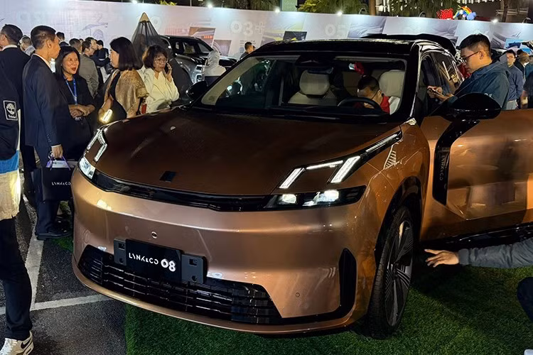 Những thông số của Lynk &amp; Co 08 gần tương đồng với những đối thủ cùng phân khúc tại Việt Nam, ví dụ như Ford Everest (4.914 x 1.923 x 1.842 mm, chiều dài cơ sở 2.900 mm), nhưng chỉ có 5 chỗ ngồi trong khi các mẫu SUV cỡ D thường là 7 chỗ.