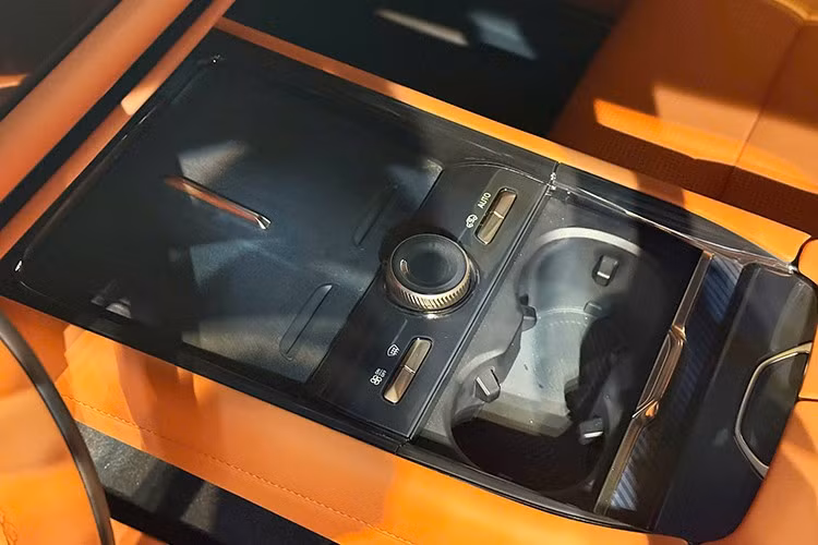 Xe dùng pin lithium dung lượng 52,8 kWh, cho tầm vận hành thuần điện 220 km, trong khi ở chế độ kết hợp có thể đạt 1.350 km. Theo công bố, mức tiêu hao nhiên liệu trung bình chỉ 0,65 lít/100 km, đồng thời pin hỗ trợ sạc nhanh DC, cho phép sạc 20-80% chỉ trong 17 phút.