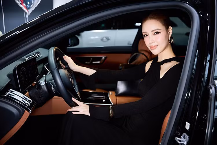 Bên trong nội thất chiếc xe sang Mercedes-Benz S450 Luxury của em gái Hoa hậu Mai Phương Thúy có gói Exclusive bao gồm ghế ngồi bọc da Nappa Exclusive cùng nhiều đồ chơi đắt đỏ bậc nhất.