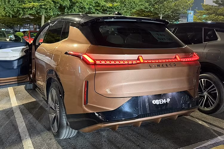 Lynk &amp; Co 08 còn trở nên khác biệt bởi hơi hướng lai coupe thể thao ở sau đuôi, với phần cột C được vuốt xuống. Mặt trước xe gần kín như xe điện. Cụm đèn chiếu sáng chính là loại LED toàn phần, với dải đèn ban ngày có họa tiết kiểu pha lê. Riêng bản Halo cao cấp dùng đèn chiếu sáng dạng ma trận, trong khi bản Pro chỉ là đèn LED thích ứng thông thường.