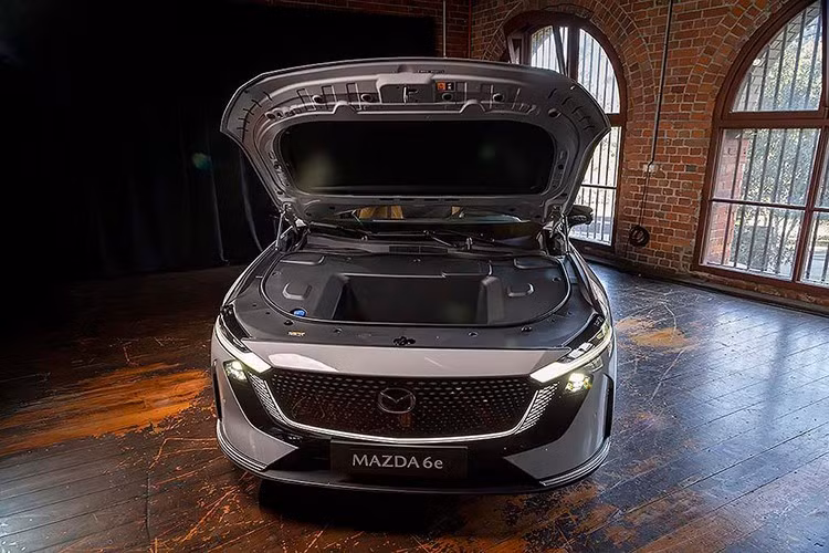 Còn được gọi với cái tên Mazda EZ-6 2026 mới, mẫu xe sedan chạy điện này được sản xuất thông qua liên doanh giữa Mazda và Changan Automobile tại Trung Quốc từ năm 2024.