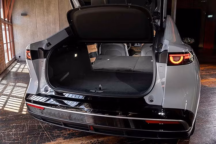 Mẫu xe mới này có sẵn dưới dạng xe điện thuần túy nhưng cũng có hệ truyền động phạm vi mở rộng (EREV) và chia sẻ nền tảng Changan EPA1 mới với các mẫu xe Deepal L07 và Changan Nevo A07. Tuy nhiên, Mazda 6e bán ở thị trường Úc được cho sẽ chỉ có hệ truyền động hoàn toàn bằng điện.