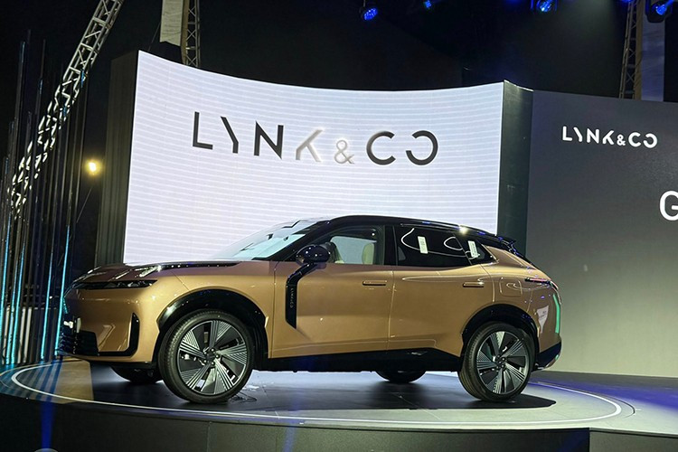 Lynk &amp; Co 08 EM-P vừa ra mắt Việt Nam với 2 phiên bản là Pro và Halo. Đây là sản phẩm chiến lược ứng dụng công nghệ EM-P Super Hybrid, tiếp nối kỷ nguyên "New Premium" - kết hợp thiết kế Bắc Âu, hiệu năng vượt trội và trải nghiệm thuần điện mượt mà, đáp ứng trọn vẹn nhu cầu của người dùng Việt hiện đại: sang trọng, thông minh và bền vững.