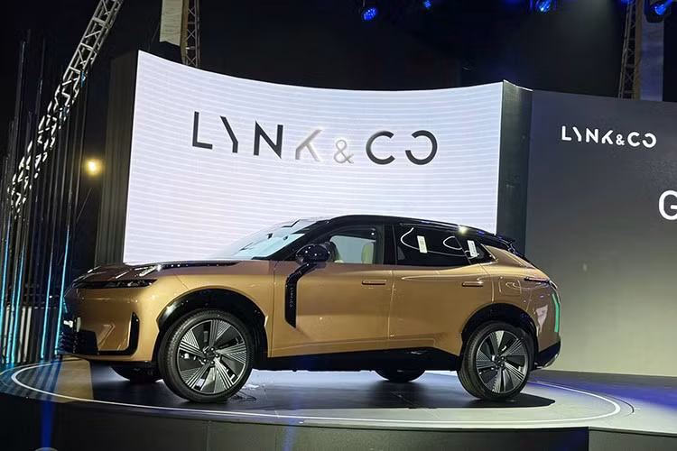 Lynk &amp; Co 08 EM-P vừa ra mắt Việt Nam với 2 phiên bản là Pro và Halo. Đây là sản phẩm chiến lược ứng dụng công nghệ EM-P Super Hybrid, tiếp nối kỷ nguyên "New Premium" - kết hợp thiết kế Bắc Âu, hiệu năng vượt trội và trải nghiệm thuần điện mượt mà, đáp ứng trọn vẹn nhu cầu của người dùng Việt hiện đại: sang trọng, thông minh và bền vững.