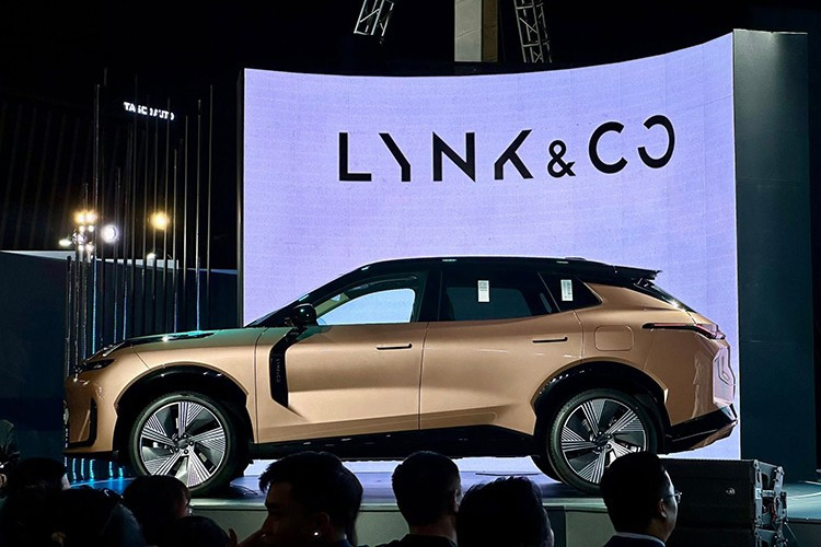 Lynk &amp; Co 08 là mẫu xe PHEV đầu tiên của thương hiệu Trung Quốc ở thị trường Việt Nam, xe thuộc phân khúc gầm cao cỡ D nhờ thông số lần lượt 4.820 x 1.915 x 1.685 mm (DxRxC), chiều dài cơ sở 2.848 mm.