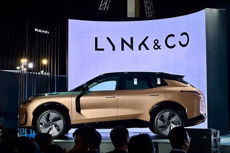 Lynk &amp; Co 08 là mẫu xe PHEV đầu tiên của thương hiệu Trung Quốc ở thị trường Việt Nam, xe thuộc phân khúc gầm cao cỡ D nhờ thông số lần lượt 4.820 x 1.915 x 1.685 mm (DxRxC), chiều dài cơ sở 2.848 mm.