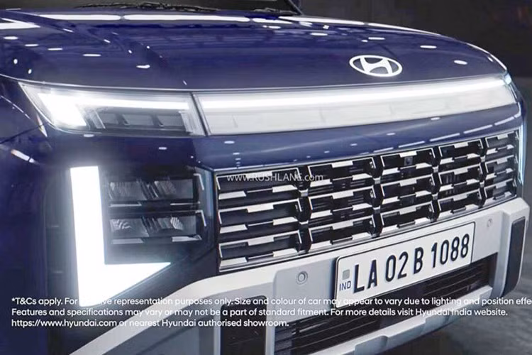 Tạo hình của phần đèn pha phía trước của Hyundai Venue 2026 giống như những chiếc sừng ngược. Xe cũng có lưới tản nhiệt hình chữ nhật rộng và cản trước sơn bạc với nhiều chi tiết cơ bắp. Cản trước có thêm khe gió mới trong khi nắp ca-pô được dập nổi mạnh mẽ.