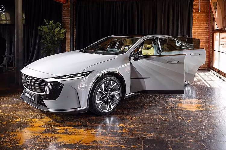 Nhờ sự hợp tác với Công ty TNHH Ô tô Trùng Khánh Trường An, Mazda sẽ mang mẫu xe sedan chạy hoàn toàn bằng điện 6e mới đến nhiều thị trường hơn nữa - bao gồm cả Úc - từ giữa năm sau. Trước đó, tại 1 số thị trường châu Âu đã có sự xuất hiện của mẫu sedan điện Mazda 6e 2026 này.