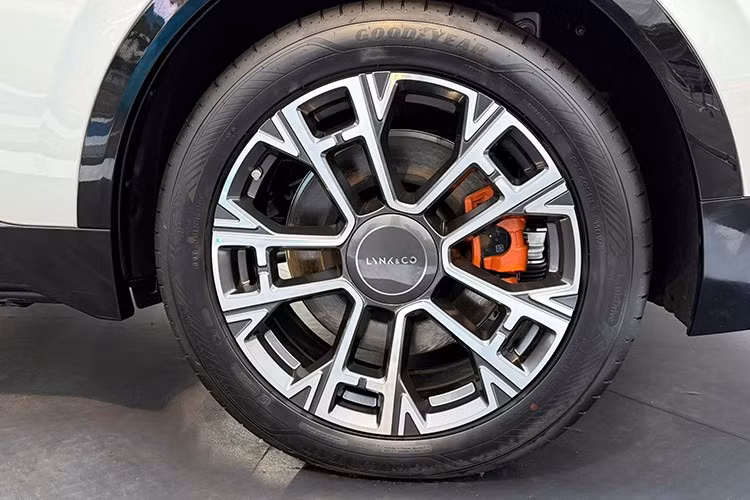 Phía sau, dải đèn hậu LED được thiết kế kéo dài hết bề ngang, nối liền với logo Lynk &amp; Co phát sáng ở trung tâm, vừa tăng tính nhận diện thương hiệu vừa làm tổng thể xe trở nên hiện đại và tinh tế hơn. Xe sở hữu bộ mâm hợp kim đa chấu 2 mầu khá đẹp mắt.