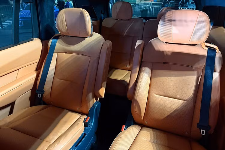 Lynk &amp; Co 900 được trang bị hệ truyền động PHEV kết hợp động cơ xăng 2.0L tăng áp và hai mô-tơ điện, cho tổng công suất 724 mã lực và mô-men xoắn cực đại 1.038 Nm. Sức mạnh này được truyền qua hệ dẫn động AWD toàn thời gian, giúp xe tăng tốc 0-100 km/h trong chỉ 4,6 giây.