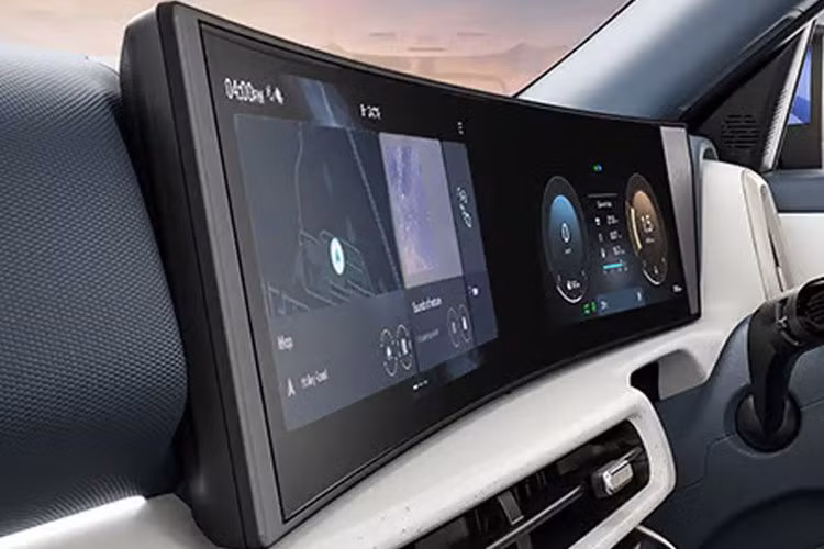 Trong khi đó, cụm điều khiển trung tâm được thiết kế lại với các nút bấm chỉnh tính năng thông gió của, camera đỗ xe, phanh tay điện tử, các chế độ lái và hệ thống kiểm soát độ bám đường mới. Xe còn có đèn viền trang trí nội thất chiếu sáng quanh bảng điều khiển và bệ tì tay trung tâm.