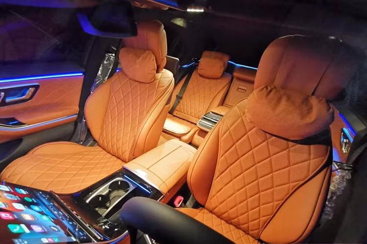 Mercedes-Benz S450 Luxury 4Matic thế hệ mới được trang bị khối động cơ máy xăng, dung tích 3.0 lít, có tích hợp công nghệ EQ Boost sản sinh ra công suất tối đa 367 mã lực cùng mô-men xoắn cực đại đạt 500 Nm. Sức mạnh này được đồng hành cùng hộp số tự động 9 cấp, đi kèm hệ dẫn động 4 bánh.