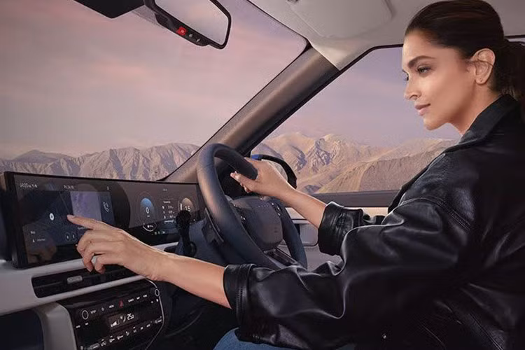 Các trang bị mới khác của mẫu SUV hạng A này gồm có ghế sau có thể ngả 2 nấc, rèm che nắng ở cửa sổ sau, ghế bọc da hai tông màu mới và cảm biến đỗ xe trước. Hyundai cho biết không gian hàng ghế sau đã rộng hơn nhờ chiều dài cơ sở tăng lên, đồng thời việc ra vào xe cũng dễ dàng hơn vì cửa mở rộng hơn.