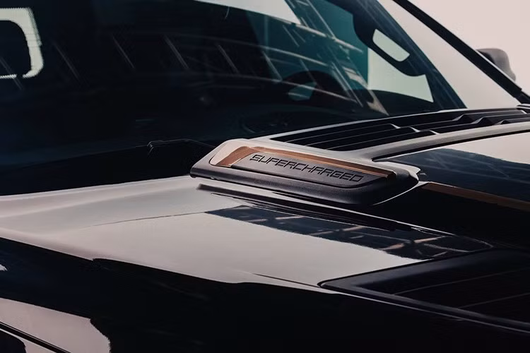 Khối động cơ nguyên bản Hemi V-8 5.7 lít bổ sung thêm bộ siêu nạp Whipple trục vít đôi 3.0 lít, hoạt động cùng hệ thống hybrid nhẹ E-Torque đã nâng công suất lên 650 mã lực.