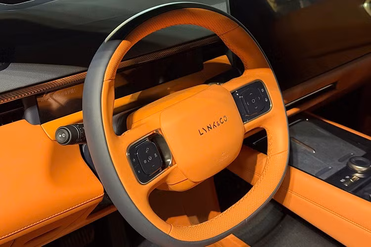 Trang bị tiện nghi được chăm chút kỹ lưỡng với tủ lạnh mini 9 lít, màn hình trung tâm Sky Screen 30 inch độ phân giải 6K, hoạt động trên nền tảng chip Snapdragon 8295 - một trong những vi xử lý mạnh nhất cho ôtô hiện nay.