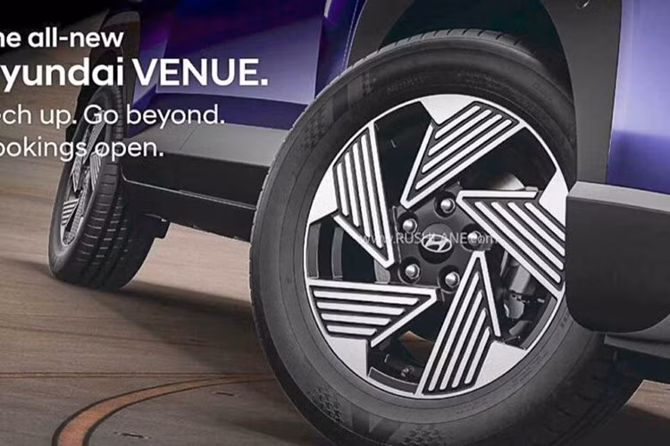 Phía sau xe xuất hiện dải đèn LED kéo dài toàn chiều rộng, vừa chạy theo xu hướng thịnh hành vừa tạo sự tương đồng với hệ thống đèn trước. Đèn hậu được bao quanh bởi viền đen tương phản với chữ “Venue” đặt chính giữa. Cản sau được thiết kế cơ bắp tương tự phía trước với ốp hai tông màu, một phần kéo dài lên cửa cốp, và hai dải đèn phản quang hình chữ L ở hai bên.