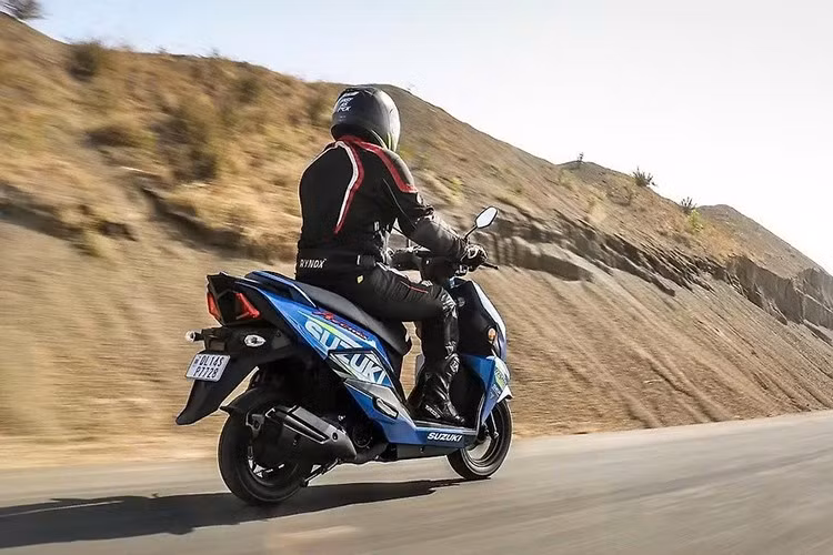 Về động cơ, xe sở hữu khối động cơ SEP 125cc làm mát bằng không khí. Khối động cơ này sản sinh công suất tối đa là 6,1kW tại 6.750 vòng/phút và mômen xoắn cực đại là 9,6 Nm tại 5.500 vòng/phút. Xe cũng khá tiết kiệm xăng với mức tiêu thụ 51,6 km/lít.