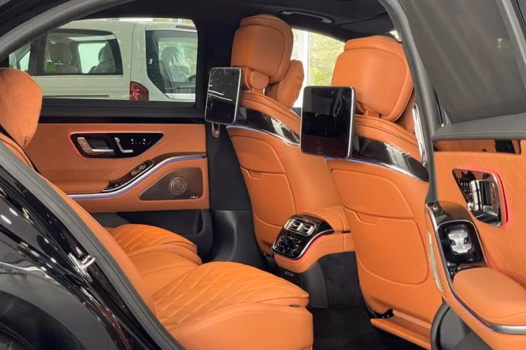 Được biết, chiếc Mercedes-Benz S450 Luxury mới được em gái của Mai Phương Thúy đập hộp chính hãng này có giá bán chỉ khoảng 5 tỷ đồng, khá thú vị là cô tiết lộ người chị đã cho mình cho tới 8 tỷ để mua xe sang.