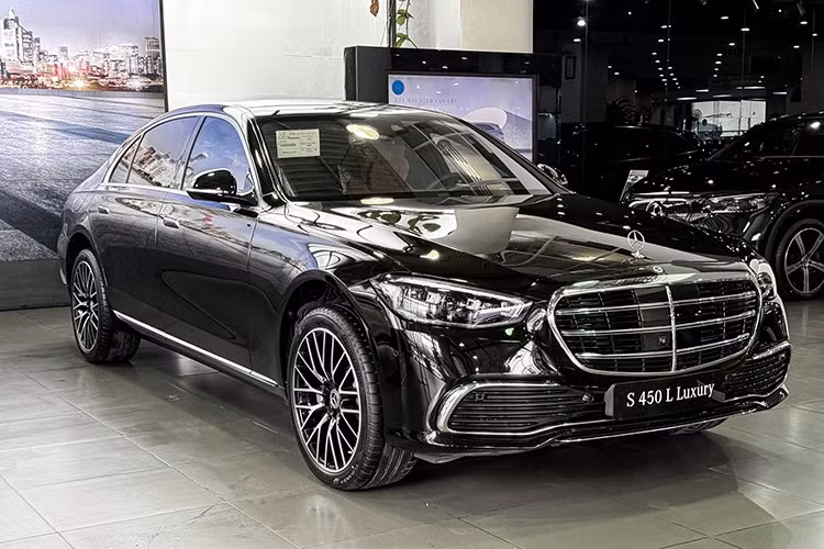 Cụ thể, S450 4Matic được giảm giá 600 triệu đồng. Giá bán thực tế của xe giảm từ 5,039 tỷ đồng nay chỉ còn 4,439 tỷ đồng. Trong khi đó, phiên bản S450 4Matic Luxury được giảm ít hơn nhưng cũng rất lớn ở mức 500 triệu đồng.