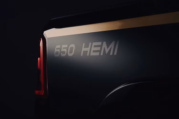 Kết hợp hộp số tự động 8 cấp và bộ làm mát trung gian bằng dung dịch tích hợp. Dẫn động cầu sau là tiêu chuẩn, nhưng dẫn động bốn bánh là tùy chọn để tăng khả năng vận hành.