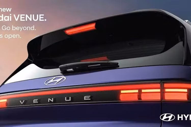 Ở bên hông, những đường gân trên vòm bánh trông giống sự kết hợp giữa Hyundai Tucson và Exter. Những đường gân này được tạo hình rõ nét và mạnh mẽ hơn thế hệ trước. Chưa hết, Venue mới còn có thêm ốp nhựa quanh thân xe, cửa sổ thứ ba bên sườn và cột C màu đen được trang trí bằng chi tiết bạc có khắc chữ “Venue”. Bộ mâm hợp kim 16 inch cũng đã được thiết kế lại hoàn toàn.