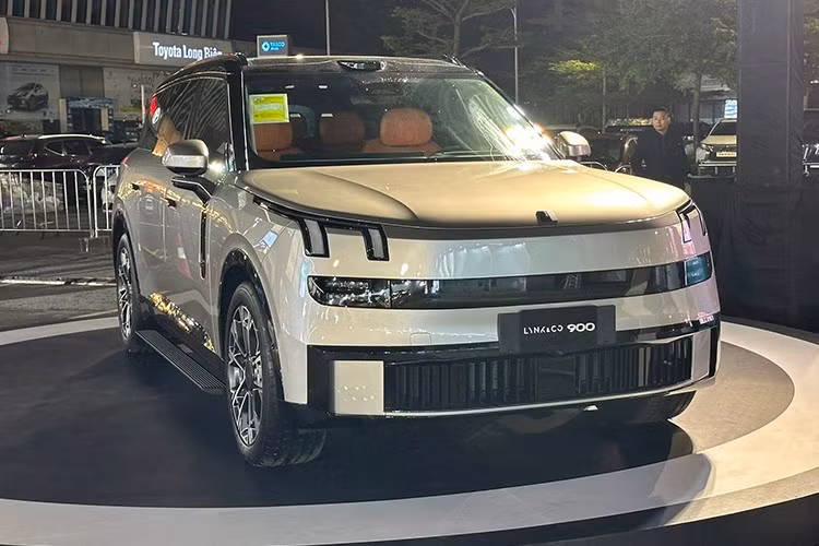 Tại thị trường quê nhà Trung Quốc, Lynk &amp; Co 900 sẽ có 4 cấu hình với giá dao động từ 330.000 tới 435.000 NDT (1,16 tỷ tới 1,53 tỷ đồng). Xe ra mắt và mở bán chính thức vào cuối tháng 4/2025. Tại thị trường Việt Nam, mẫu xe này chưa công bố giá bán chính thức.