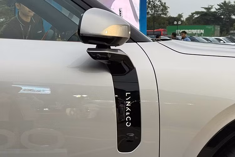 Phần đầu Lynk &amp; Co 900 áp dụng triết lý thiết kế "The Next Day" quen thuộc của thương hiệu, nổi bật với cụm đèn trước tách biệt hai tầng, dải LED ban ngày mảnh sắc và lưới tản nhiệt lớn chiếm gần trọn đầu xe. Thân xe sở hữu những đường gân nổi kéo dài, mang đến hiệu ứng thị giác mạnh mẽ và liền khối.