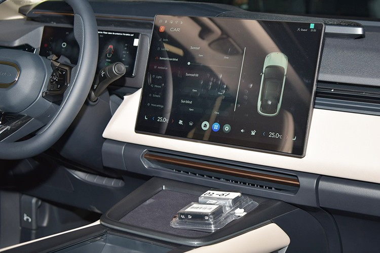 Khu vực bệ trung tâm của mẫu PHEV này không được bố trí bất kỳ nút bấm vật lý nào, thậm chí để chỉnh hướng gió điều hòa cũng qua màn trung tâm. Một số trang bị khác gồm sạc không dây, làm mát ghế trước, 23 loa Harman Kardon tích hợp cả ở tựa đầu ghế trước cho tổng công suất 1.600W, cửa sổ trời toàn cảnh, đèn LED viền nội thất,...