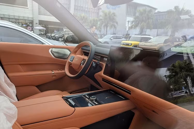 Dung tích khoang hành lý tiêu chuẩn của Lynk &amp; Co 900 tại Việt Nam đạt 300 lít, và có thể mở rộng tối đa 1.070 lít khi gập hàng ghế thứ hai, cho thấy tính linh hoạt cao trong sử dụng.