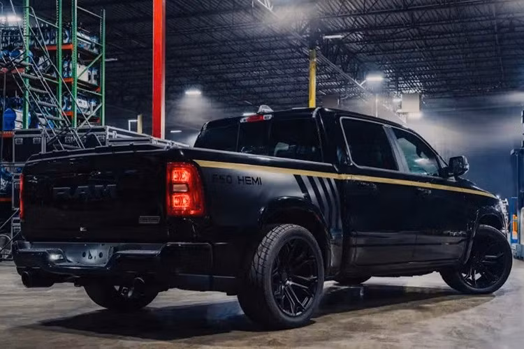 Xe được trang bị cánh lướt gió phía trước, khe thông gió cải tiến trên lưới tản nhiệt, nắp capo thể thao tùy chỉnh với các khe thoát khí và các gờ được viền màu vàng cùng huy hiệu “Supercharged”.