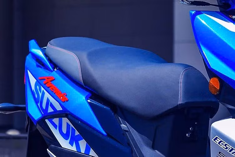 Avenis 125 2025 vẫn dùng cụm chìa khóa cơ truyền thống, có tích hợp cả khóa cốp thuận tiện. Ngoài cốp chứa đồ 21,5 lít phía dưới yên xe, thì Avenis 125 2025 cũng có hốc chứa đồ đầu xe kèm cổng sạc USB giúp đem tới sự thuận tiện khi vận hành.