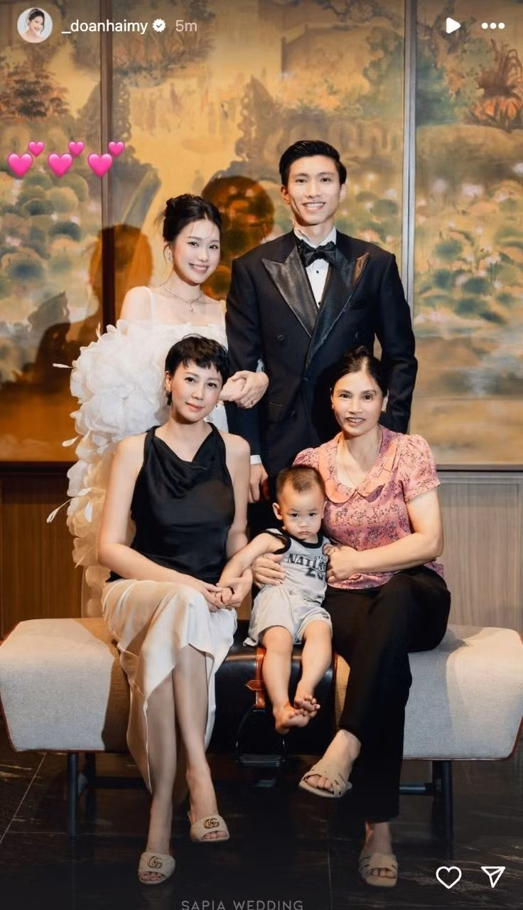 Bên dưới bài đăng, netizen không ngừng để lại bình luận: "Mẹ vợ hot nhất làng bóng đá là đây chứ đâu!", "Đúng chuẩn quý cô Hà Nội - sang, tinh tế mà vẫn trẻ trung", "Hiểu luôn vì sao Hải My có gu ăn mặc thanh lịch đến vậy, gen trội từ mẹ là thật!"...