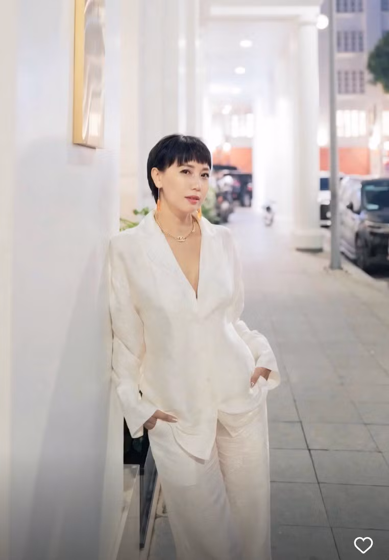 Mới đây, mẹ ruột người đẹp Doãn Hải My là cô Mai Đoàn lại khiến netizen trầm trồ trước visual và phong cách thời trang cực sang chảnh trong loạt ảnh mới đón mùa thu Hà Nội.