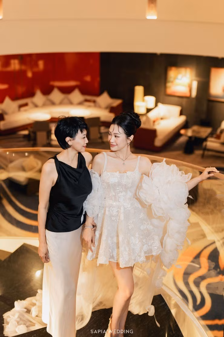 Kiểu tóc pixie ngắn cá tính cùng lối makeup nhẹ nhàng càng giúp bà ghi điểm với hình ảnh quý cô thành thị hiện đại, phóng khoáng.