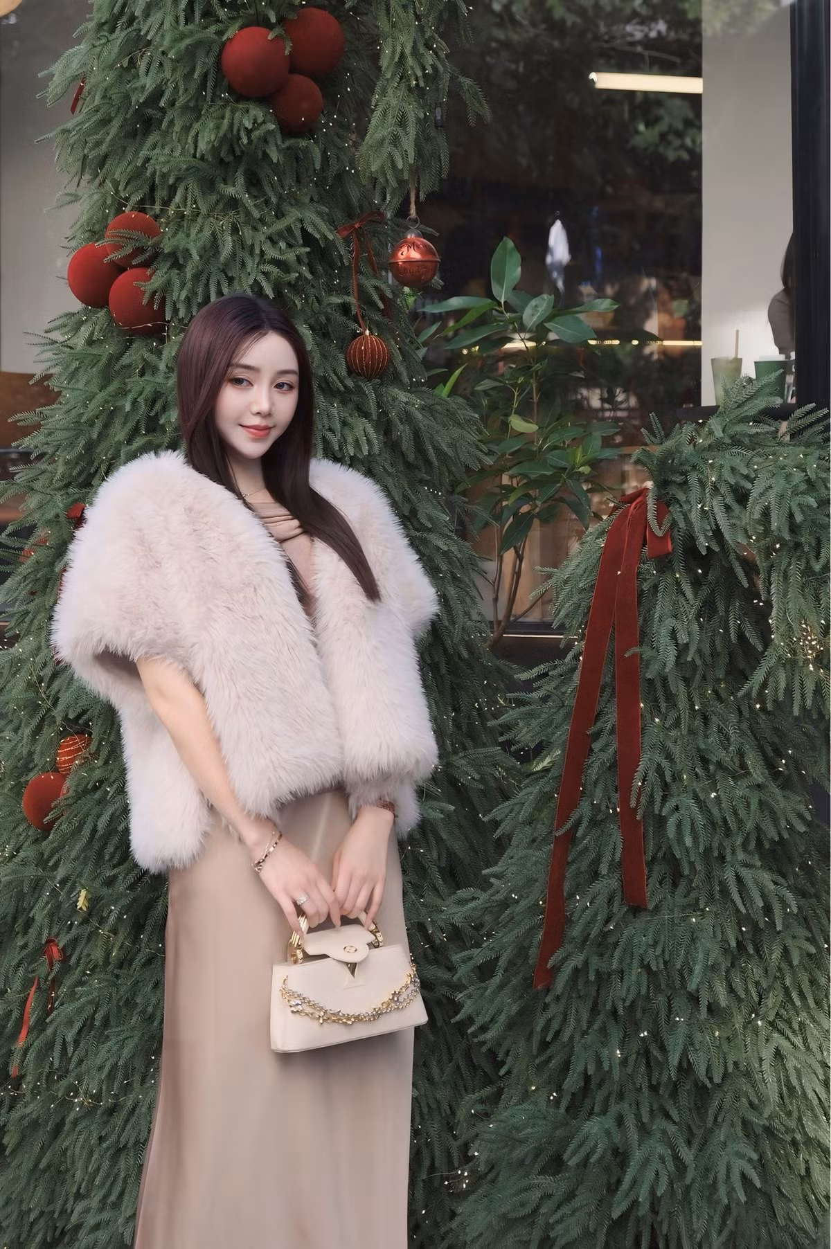 Không cần quá cầu kỳ, Quỳnh Kool chọn phong cách sang trọng – tinh tế, tạo cảm giác ấm áp đúng tinh thần mùa lễ cuối năm. Loạt ảnh nhanh chóng nhận về vô số bình luận khen ngợi, đặc biệt là nhan sắc ngày càng ngọt ngào của cô.