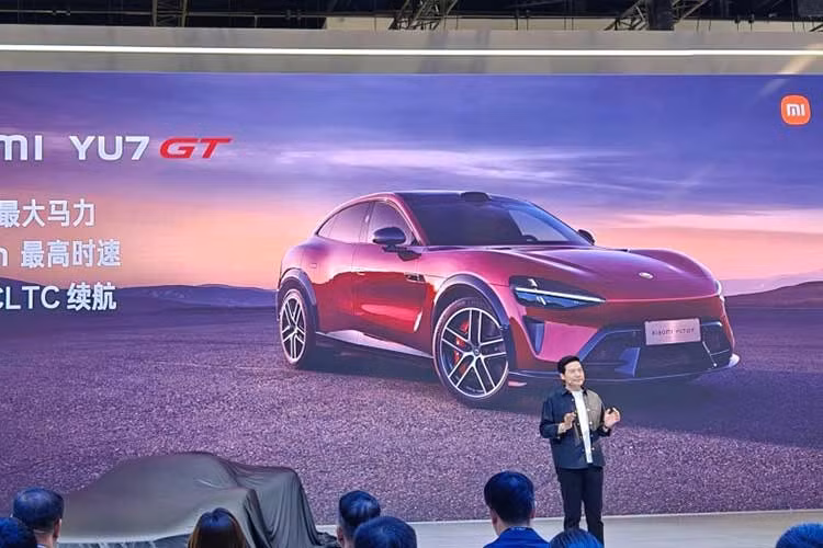 Xiaomi vừa giới thiệu phiên bản đầu bảng của dòng SUV điện YU7 mang tên GT tại Triển lãm ô tô Bắc Kinh 2026. Dù không cực đoan như Xiaomi SU7 Ultra, YU7 GT vẫn được phát triển một phần trên đường đua Nürburgring và sở hữu hàng loạt nâng cấp đáng kể so với phiên bản tiêu chuẩn.