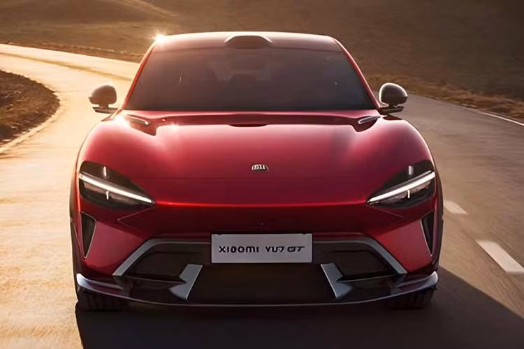 Không có gì bất ngờ khi mẫu xe SUV điện Xiaomi YU7 GT 2026 mang diện mạo hầm hố hơn rõ rệt với vòm bánh xe mở rộng, phần đầu xe góc cạnh, lưới tản nhiệt sơn đen và các hốc gió thiết kế riêng. Trên nắp ca-pô xuất hiện logo đặc biệt làm từ sợi carbon kết hợp vàng 24K.