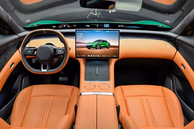 Hai mô-tơ điện này cho tổng công suất lên tới 990 mã lực. Con số này tuy chưa đạt mức 1.527 mã lực của Xiaomi SU7 Ultra nhưng vẫn vượt xa nhiều mẫu SUV điện hiệu năng cao khác, bao gồm cả Porsche Macan Turbo Electric mạnh 630 mã lực.