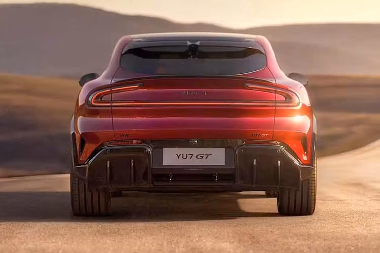 Ngoài ra, Xiaomi YU7 GT còn sử dụng mâm 21 inch hoặc 22 inch, đi kèm hệ thống phanh nâng cấp. Phía sau xe có thêm bộ khuếch tán gió cỡ lớn và cánh gió nhỏ nhằm cải thiện tính khí động học.