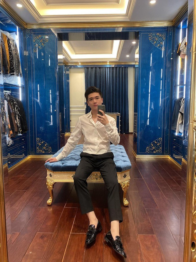 Quang Vinh từng nhận giải thưởng “Doanh nhân Châu Á xuất sắc ngành dịch vụ tài chính” và “Doanh nhân vàng Việt Nam năm 2022” nhờ những đóng góp trong hoạt động chuyển đổi số tại SHB.