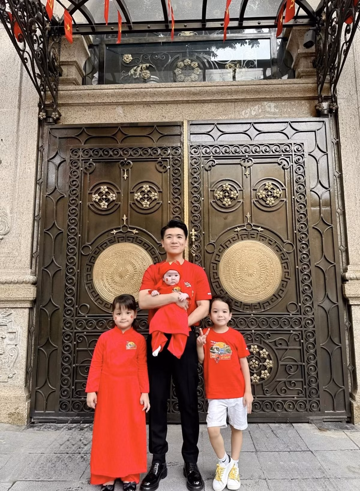 Thiếu gia cả nhà bầu Hiển cũng là người có hoạt động mua cổ phiếu SHB sôi nổi và sở hữu khối tài sản cá nhân nằm trong Top 200 người giàu nhất trên thị trường chứng khoán Việt Nam. Ảnh sử dụng trong bài: FBNV