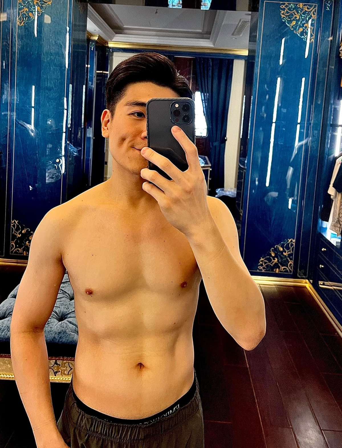 Cơ bụng 6 múi, lưng và bắp tay săn chắc của Quang Vinh là minh chứng rõ ràng cho quá trình tập luyện nghiêm túc.