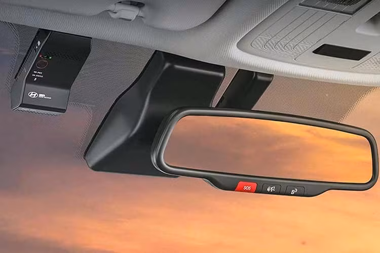 Tại thị trường Ấn Độ, Knight Edition cũng sở hữu nhiều trang bị như Hyundai Venue thế hệ thứ hai, bao gồm cụm màn hình cong kép 12,3 inch, cửa sổ trời, ghế sau có thể ngả lưng, rèm che nắng phía sau, hệ thống âm thanh cao cấp Bose 8 loa, camera hành trình tích hợp và camera 360 độ.