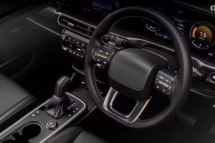 Nằm bên dưới nắp ca-pô của Hyundai Venue Knight Edition là 3 tùy chọn động cơ. Đầu tiên là động cơ xăng hút khí tự nhiên, dung tích 1.2L, cho công suất tối đa 82 mã lực. Thứ hai là động cơ xăng tăng áp 1.0L với công suất tối đa 118 mã lực. Cuối cùng là động cơ diesel 1.5L, tạo ra công suất tối đa 114 mã lực.