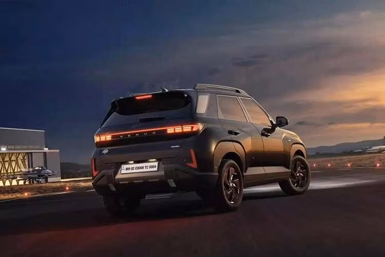 Ngoài những trang bị tiện nghi phong phú hơn, Hyundai Venue 2026 còn được nâng cấp mạnh về mặt an toàn. Xe sở hữu cảm biến đỗ xe phía trước, hệ thống kiểm soát hành trình thông minh có chức năng dừng/khởi động lại, hỗ trợ tránh va chạm phía trước, hỗ trợ giữ làn đường, cảnh báo mất tập trung cho người lái và hỗ trợ tránh va chạm khi lùi.