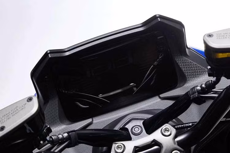 Xe cũng được trang bị cụm đồng hồ kỹ thuật số toàn phần 8 inch, hiển thị đầy đủ thông tin như tốc độ, vòng tua, dẫn đường và trạng thái hệ thống hybrid, mang lại cảm giác hiện đại và công nghệ hơn rõ rệt so với thế hệ trước. Đi kèm là chìa khóa thông minh Smartkey mới, cổng sạc USB type C, cốp xe rộng 25 lít có đèn.