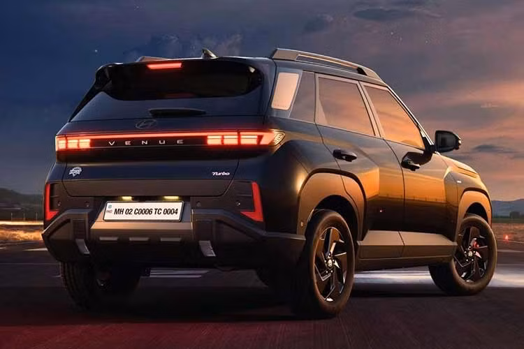 Logo Hyundai màu đen nhám hoàn thiện tổng thể thiết kế của xe, đi kèm cùm phanh sơn đỏ tạo điểm nhấn thể thao. Tuy nhiên, mẫu xe SUV đô thị Hyundai Venue Knight Edition 2026 không sử dụng bodykit hầm hố như bản N Line mà chủ yếu thay đổi về mặt thẩm mỹ.